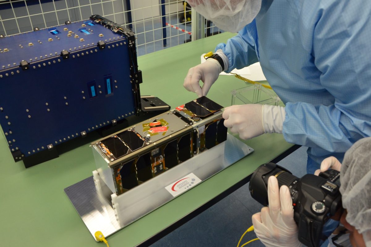 Satelity PW-Sat2 i Move-II przed umieszczeniem w zasobniku QuadPack. Fot. PW-Sat2/Studenckie Koło Astronautyczne
